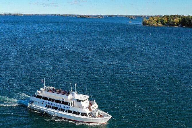 1-Hour 1000 Islands Cruise from Gananoque - What the boat offers during the hour
