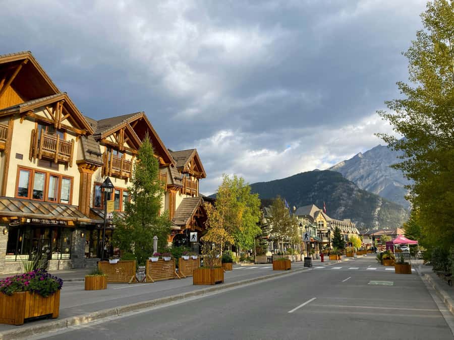 Banff/Canmore: Moraine Lake 1.5h & Lake Louise Half-Day Tour - The quick take