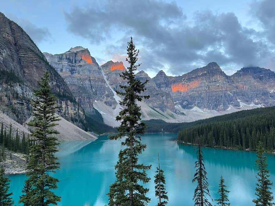 Banff/Canmore: Moraine Lake 1.5h & Lake Louise Half-Day Tour - Comfort, group size, and what to bring