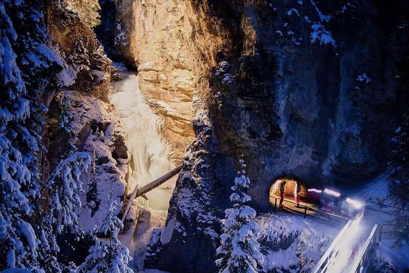 Banff: Johnston Canyon Evening Icewalk - Walking the 1.1 kilometres to the lower falls