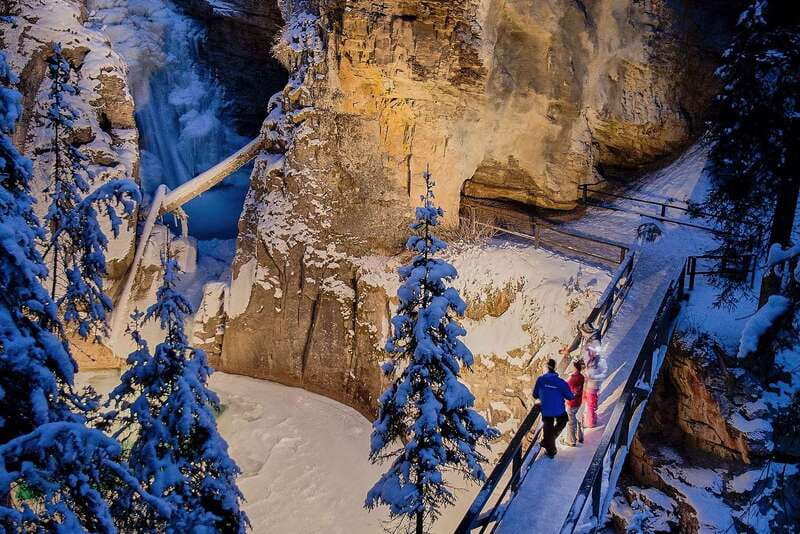 Banff: Johnston Canyon Evening Icewalk - Getting ready at the Johnston Canyon trailhead
