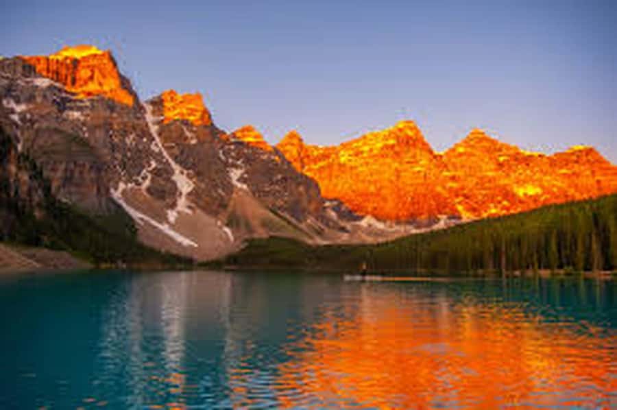 Banff : Lake Louise, Moraine, Emerald & Johnston Canyon tour - Walking through Johnston Canyon