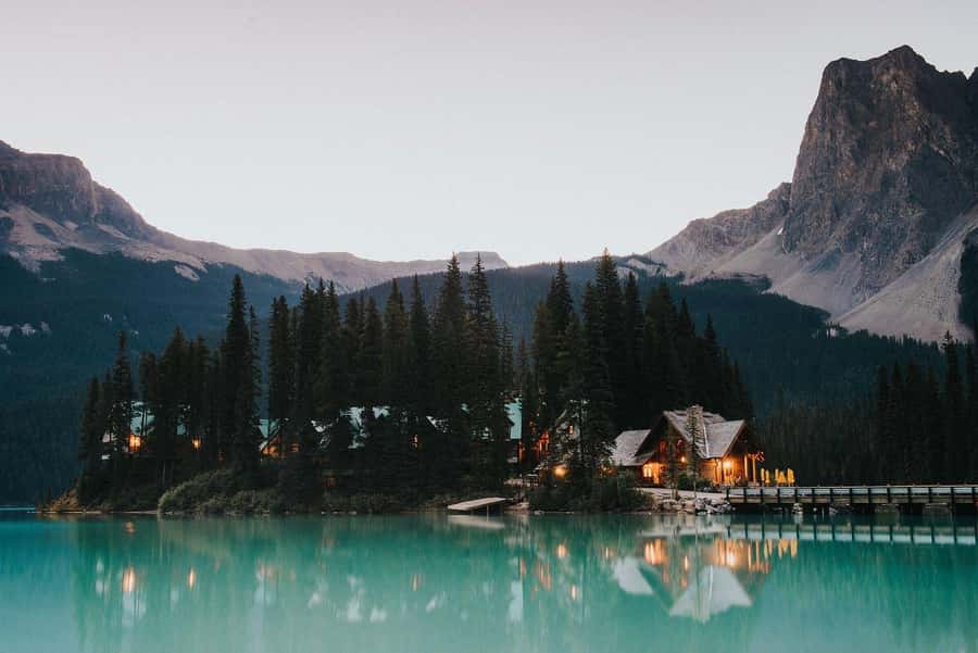 Banff : Lake Louise, Moraine, Emerald & Johnston Canyon tour - Banff Town adds a human scale