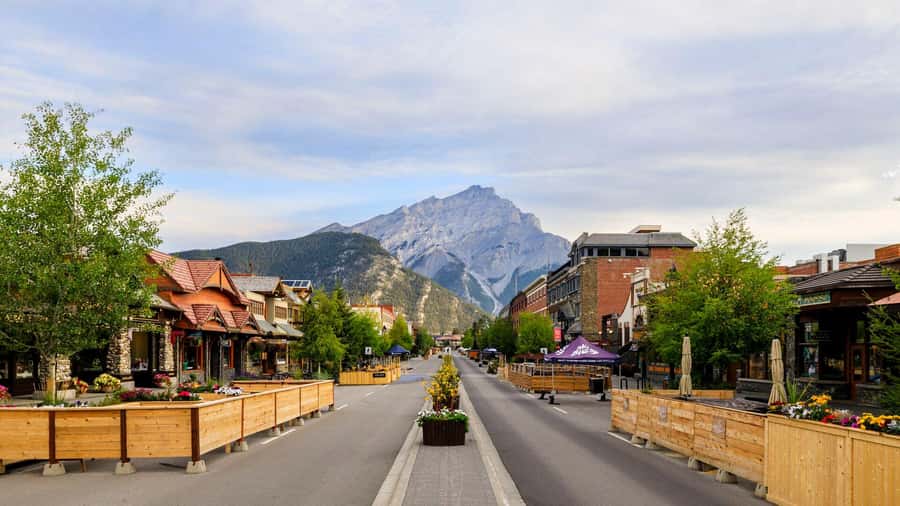 Banff: Moraine Lake, Lake Louise, Emerald Lake and Yoho Trip - Lunch at Lake Louise Village or the ski resort