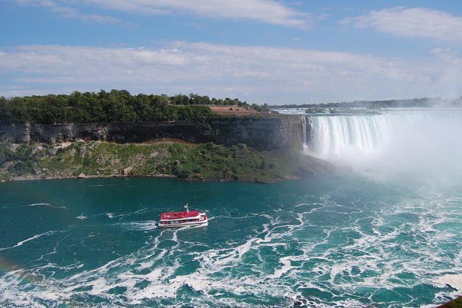 Day-Trip from Toronto to Niagara Falls with skip-the-line boat - One hour in Niagara-on-the-Lake