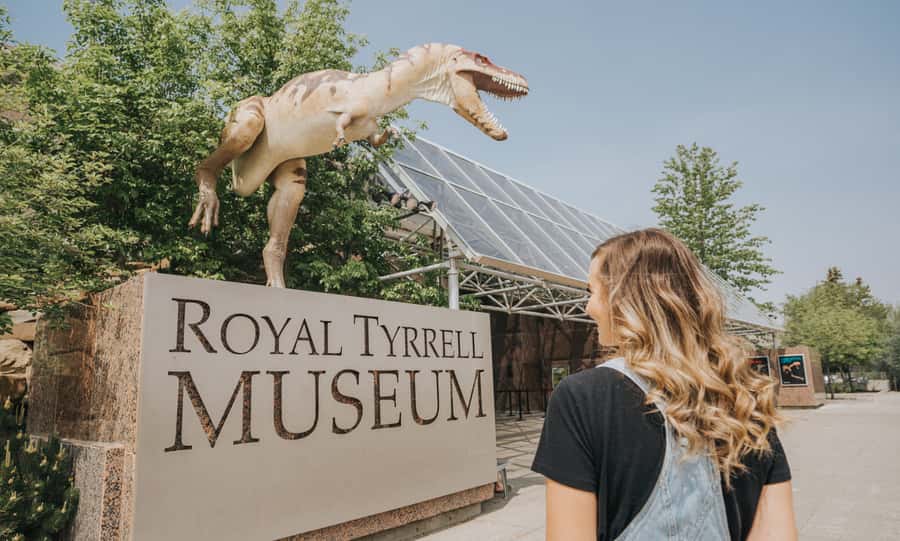 Drumheller: Dinosaurs, Canyons, & Hoodoos Day Tour - Two hours inside the Royal Tyrrell Museum