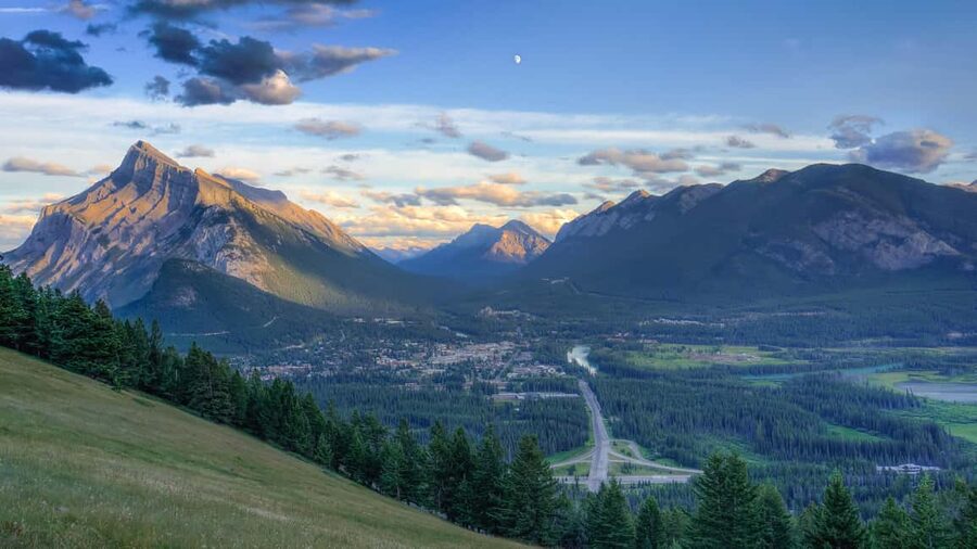 From Banff: Banff Wildlife & Scenic Highlights Premium Tour - A smart first evening in Banff