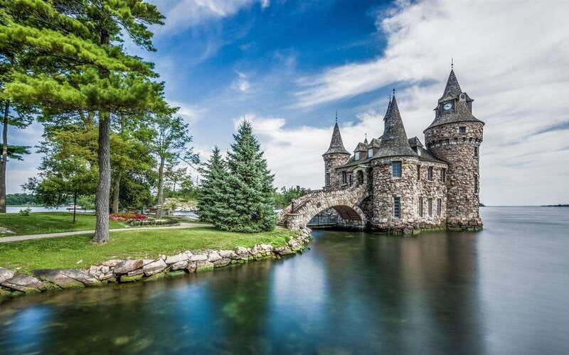 From Montreal: Toronto, Niagara Falls & 1000 Islands Tour - Summer and winter are different trips