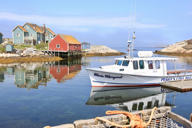 Halifax: Peggy's Cove tour - Seafood lunch, lobster rolls, and the clock