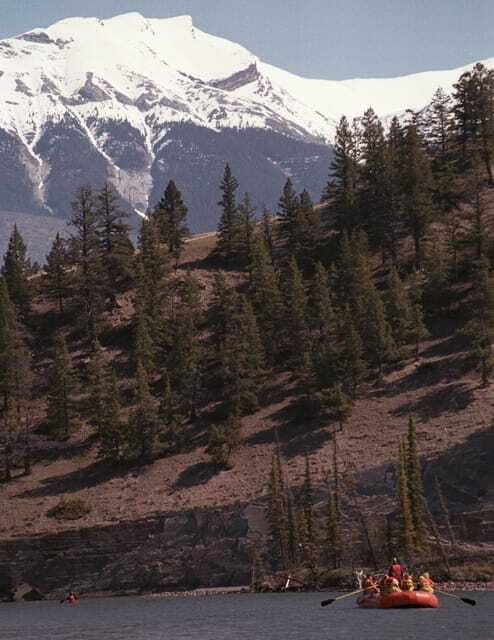 Jasper: Jasper National Park Easy 2-Hour Rafting Trip - Boarding a 25-foot oar-powered raft