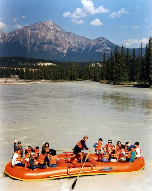 Jasper: Jasper National Park Easy 2-Hour Rafting Trip - What the guides add to the experience
