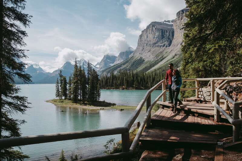 Jasper National Park: Maligne Lake Cruise With Guide - The 14-kilometer cruise across Maligne Lake