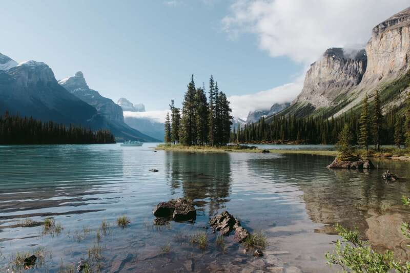 Jasper National Park: Maligne Lake Cruise With Guide - The guide commentary and sense of place