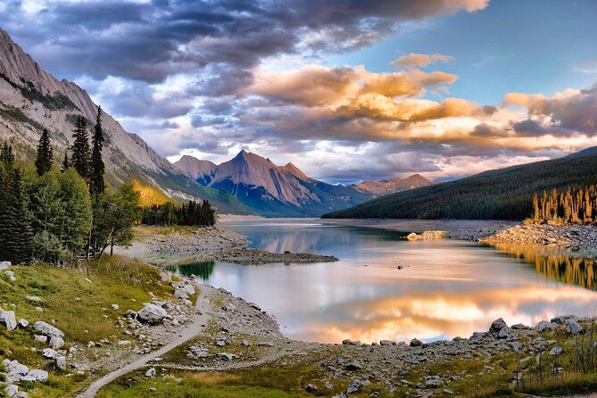 Jasper National Park Tour: Maligne Valley, Medicine Lake and Spirit Island - What the guides add to the experience