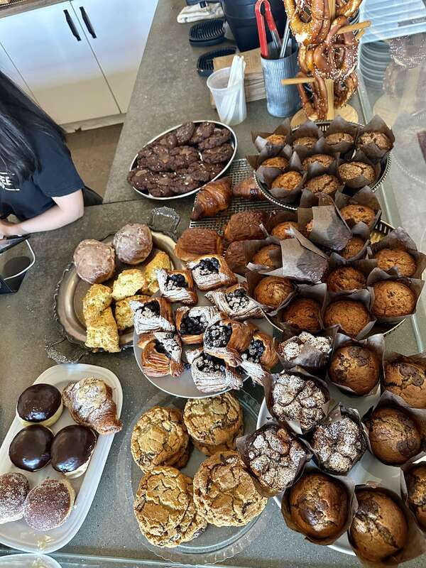 Kelowna: Walking Food Tour with 7 Tastings and 4 Drinks - Tea, bread, and the smaller local stops