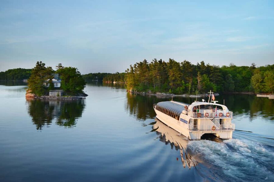 Kingston: Lunch Cruise of Thousand Islands - Choosing between the Island Queen and Island Star