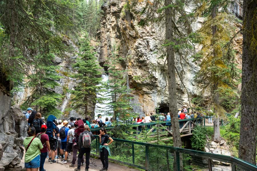Lakes Moraine, Louise, Emerald, Johnston Canyon & Yoho Tour - Lake Louise: the first big payoff