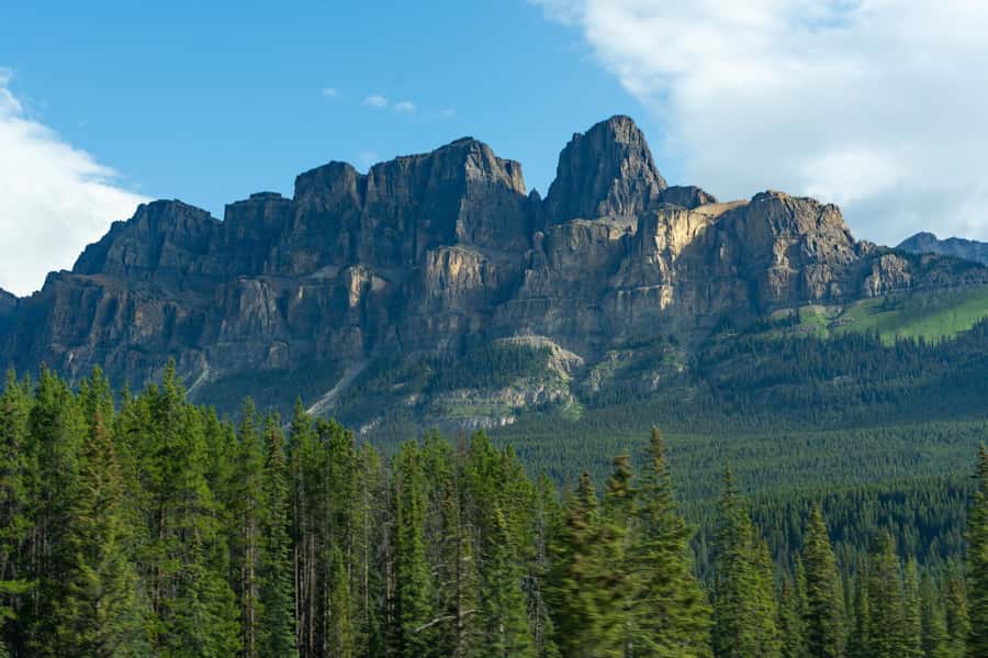 Lakes Moraine, Louise, Emerald, Johnston Canyon & Yoho Tour - Moraine Lake and the seasonal change