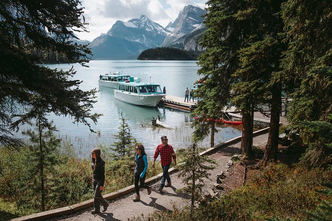 Maligne Lake Cruise - Returning through the mountain scenery