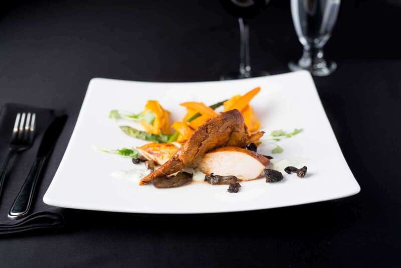 Montréal: 3 or 5-Course Dinner Cruise with DJ & Dancing - Olympic Stadium and Îles de Boucherville