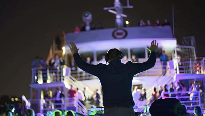 Montréal: 3 or 5-Course Dinner Cruise with DJ & Dancing - The 7:00 p.m. Departure and Old Port Views