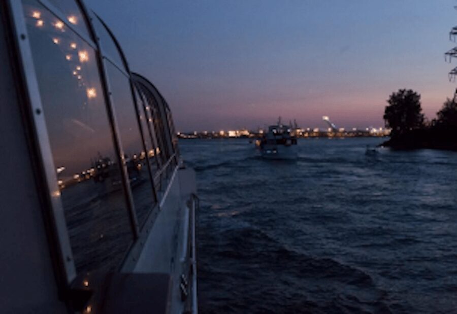 Montreal: Bateau-Mouche Cruise with A La Carte Dinner Option - Seating comfort and the limits of the boat