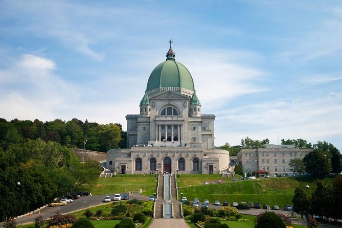 Montreal City Sightseeing Tour with Live Commentary - Live commentary and the bilingual format