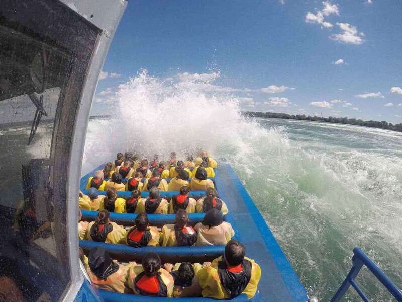 Montreal: Jet Boating on the Lachine Rapids - The 10-minute run toward Champlain Bridge