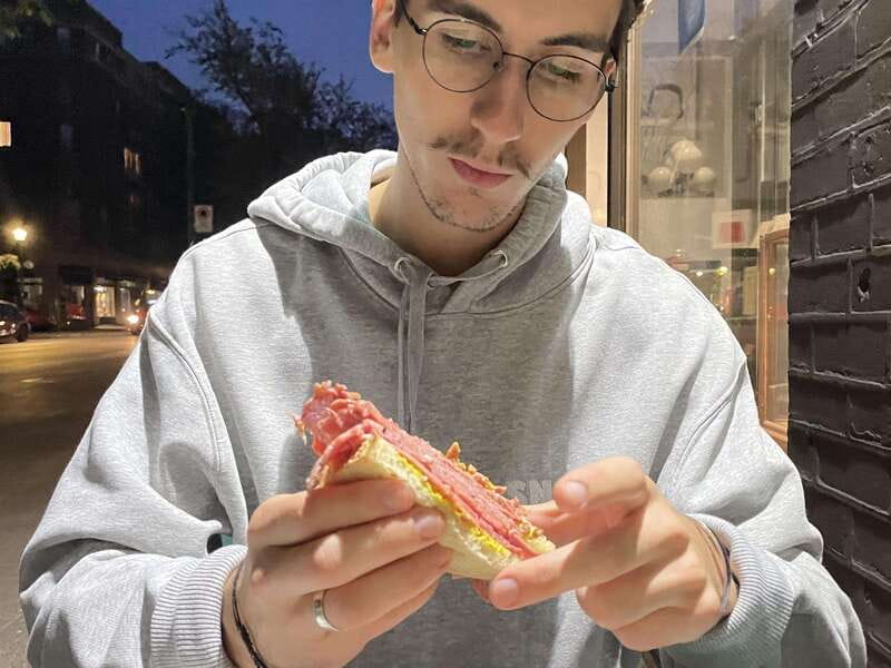 Montréal: Mile End Foodie Tour with Tasting - Smoked meat, the Wilensky Special, and local food lore
