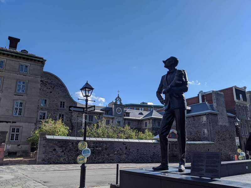 Montréal: Old Town Small Group Guided Walking Tour - Saint-Paul Street and the pleasure of wandering