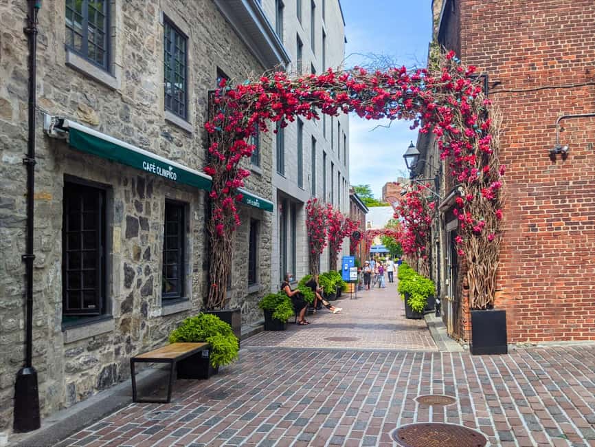 Montréal: The Original Old Montréal Walking Tour - Unexpected doors and worthwhile pauses