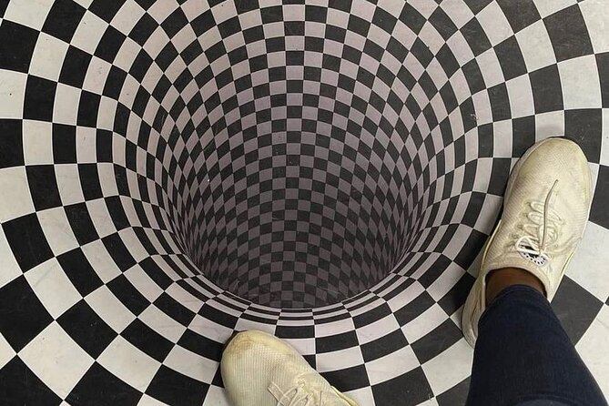 Museum of Illusions Admission in Toronto - The tilted room, infinity room, and other crowd favorites