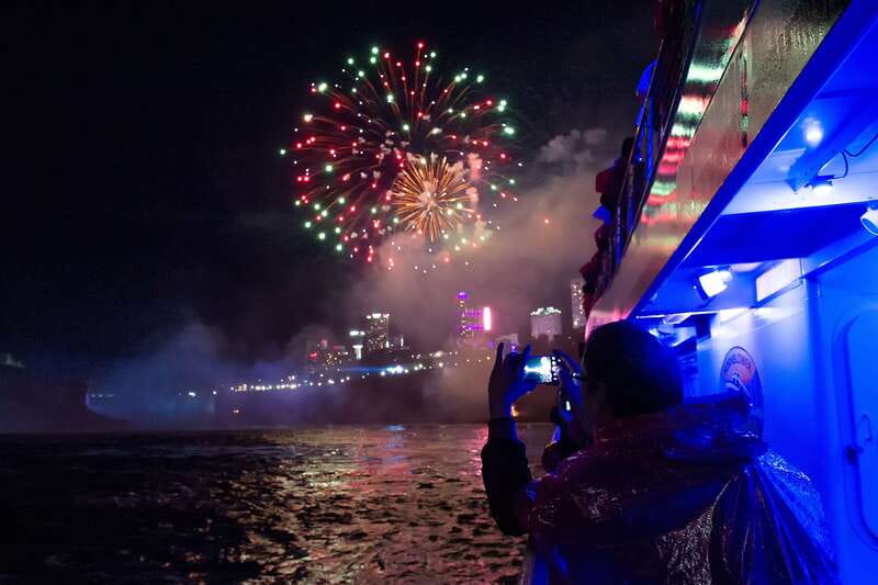 Niagara Falls, Canada: Evening Fireworks Cruise - Riverside Patio: useful waiting time, not a destination meal