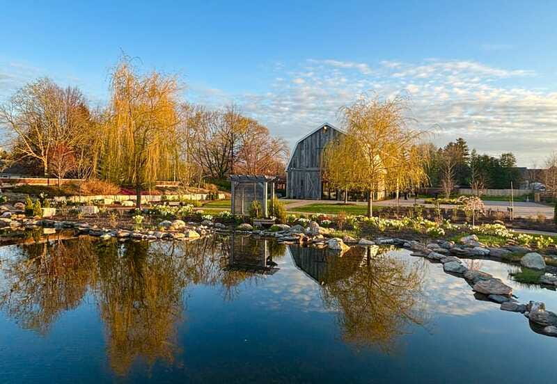 Niagara-on-the-Lake: Guided Walking Tour - Shaw Festival Theatre and the modern town
