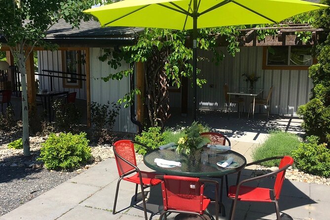 Okanagan Bee Tour and Lunch at Winery in Kelowna - A Farm Visit With More Than One Main Attraction