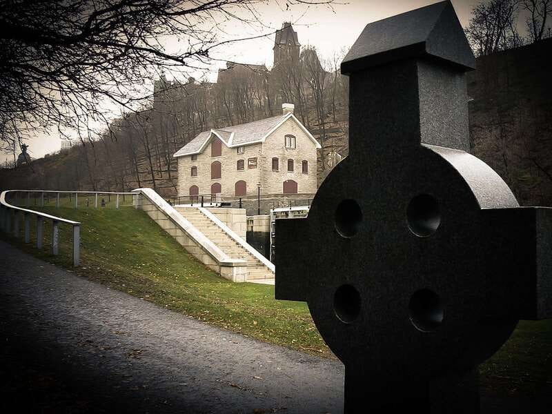 Ottawa: Haunted Night Walking Tour - Fairmont Château Laurier after dark