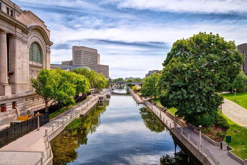 Ottawa: Hop-On Hop-Off Guided City Tour Pass - Guides, sound, and seating
