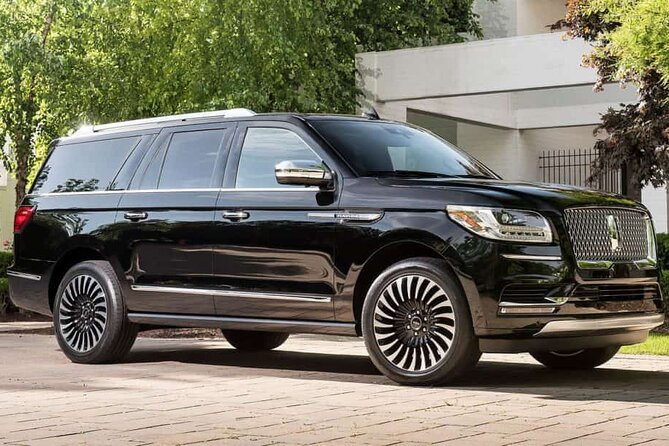 Private Departure Transfer: Niagara Falls, Ontario to Buffalo Niagara International Airport - Choosing between a sedan, SUV, and van