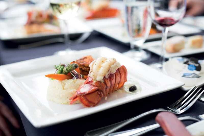 Québec City: 3 or 5-Course Dinner Cruise with DJ & Dancing - Québec Bridge and the night view