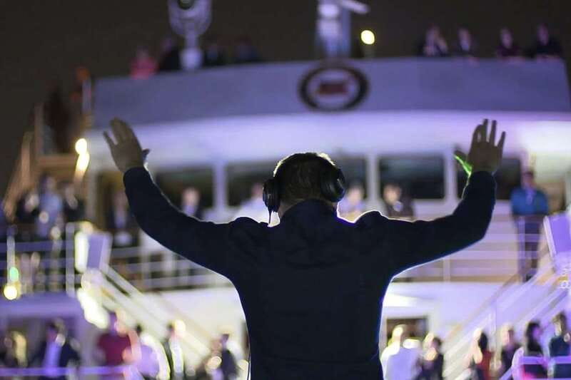 Québec City: Evening Cruise with Live DJ - Starting at Chouinard Pier