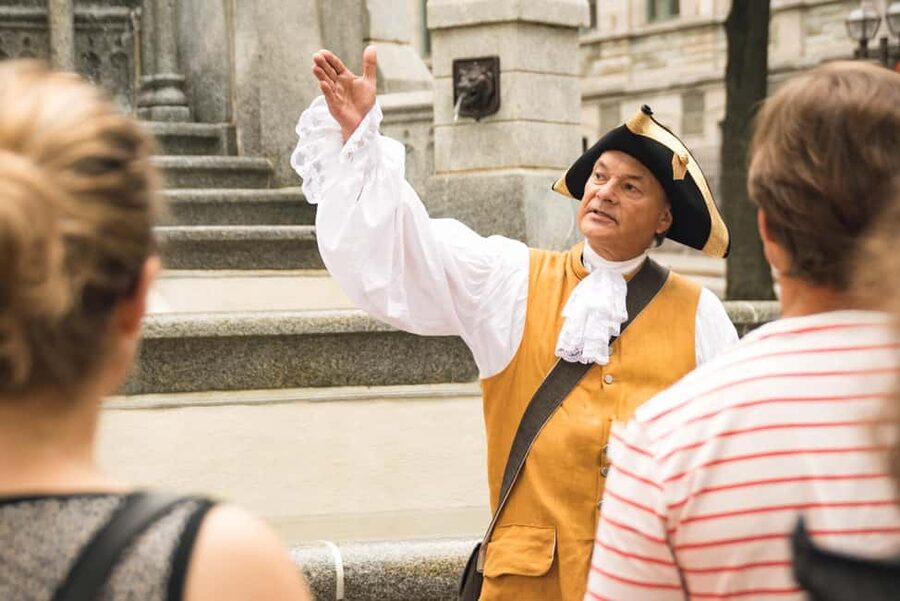 Quebec City: Old Quebec Historical Walking Tour - Why a costumed guide works in Old Quebec