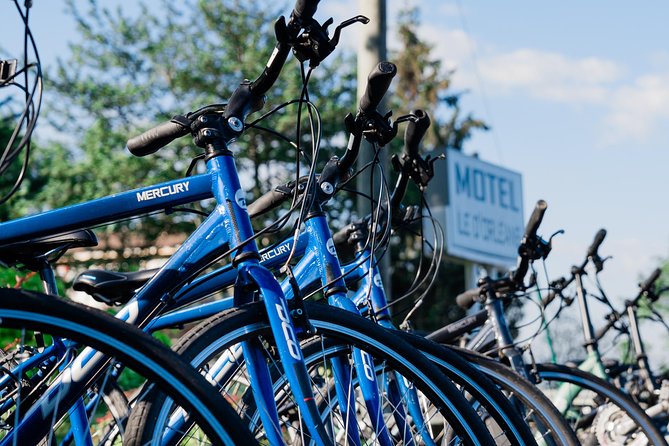 Quebec City - Regular Bike Rental on Ile d'Orléans - Staff, bikes, and the small-group start