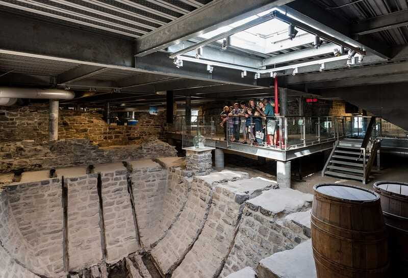 Québec City: Saint-Louis-Forts-and-Châteaux visit - Choosing between a live guide and the audio circuit