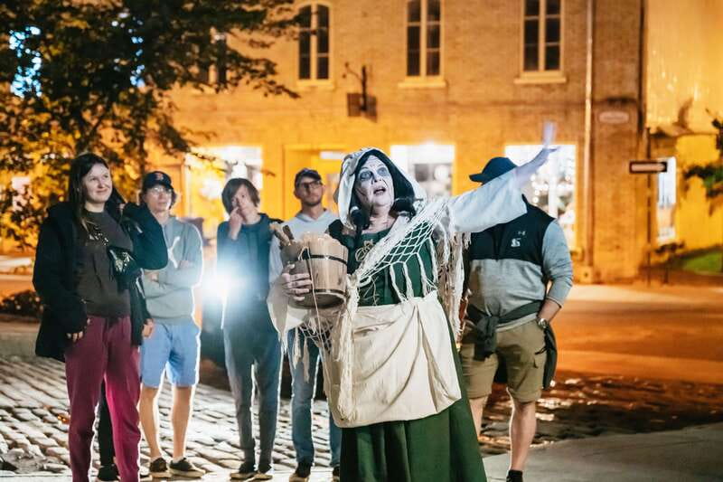 Quebec Interactive Street Theatre: "Crimes in New France" - Meeting the ghosts behind the Morrin Centre