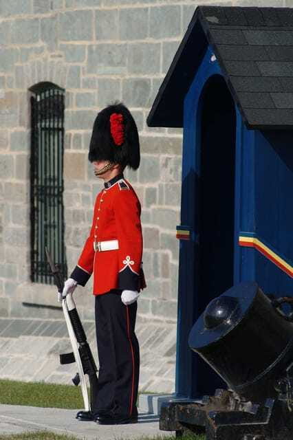 Quebec: La Citadelle de Québec Ticket and Guided Tour - Timing, group size, and the one-day ticket