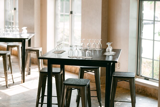 Seated Tasting Experience at Konzelmann Winery - Choosing between a flight, custom pours, or a glass