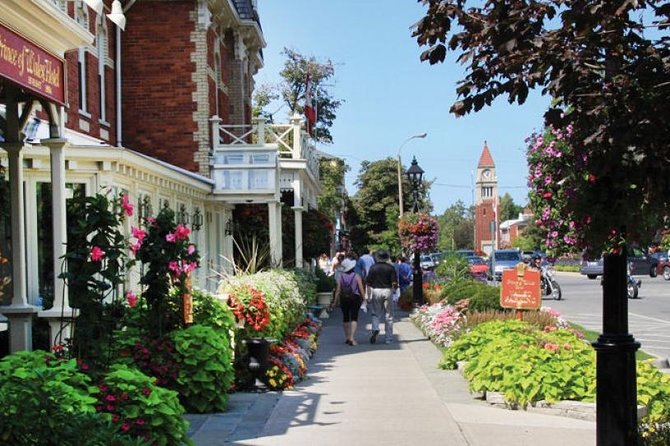 Small-Group Niagara Falls Day Tour from Toronto with Boat and Lunch Options - Lunch with a direct view, at an extra cost