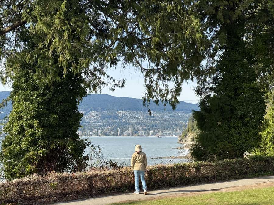 Stanley Park CarTour:SmallGroup/Comfort&CheaperThan BikeTour - Why a car works better than a bike for this park