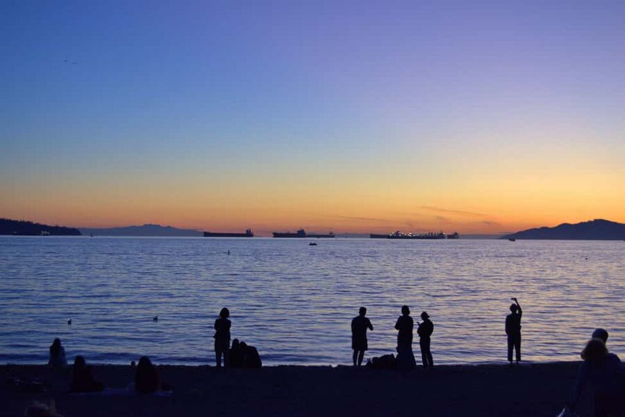 Sunset Bus Tour: Stanley Park & English Bay Photostops - Who should book this sunset ride?