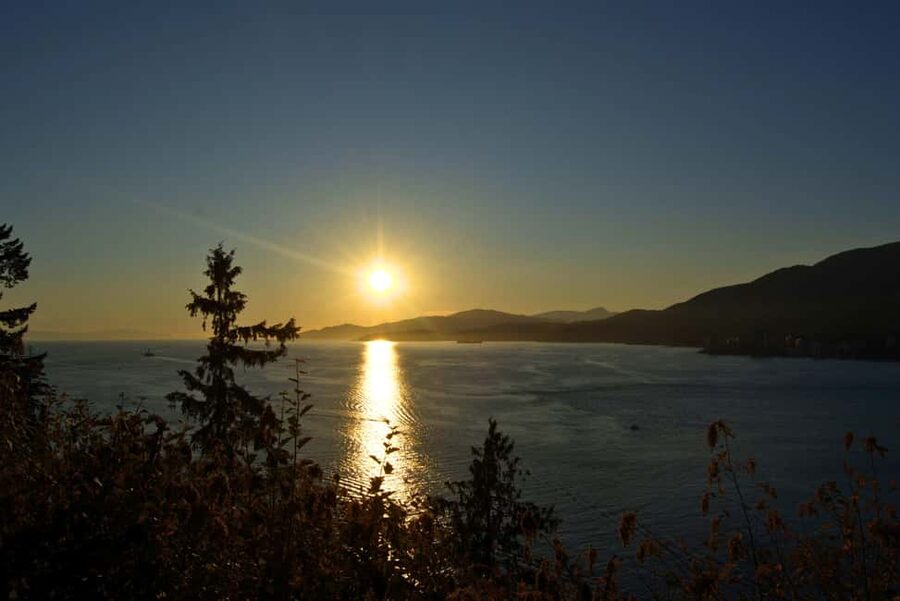 Sunset Bus Tour: Stanley Park & English Bay Photostops - Starting at Canada Place as Vancouver lights up